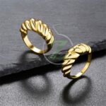 Photo 5823168285879942168 y