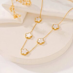 Photo 5985801384366295851 y