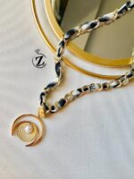 Photo 5987835416453172499 y