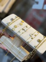 Photo 5988053184179981170 y