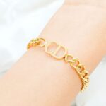 Photo 5989810315430315577 y