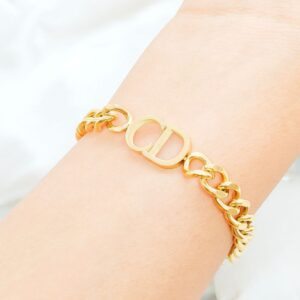 Photo 5989810315430315577 y