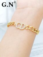 Photo 5989810315430315582 y