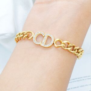 Photo 5989810315430315582 y