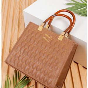 Photo 6028319078105598319 y