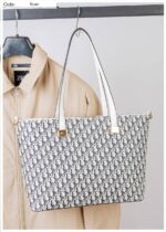 Photo 6028518532091859097 y