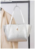 Photo 6028518532091859104 y