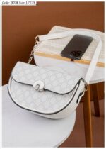 Photo 6048895824042855644 y