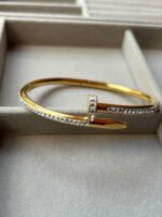 Photo 5780524848386870358 y