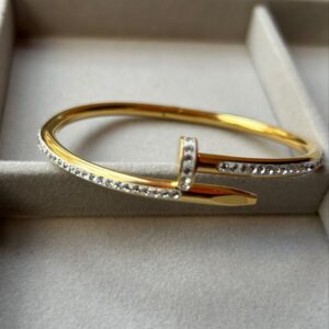 Photo 5780524848386870358 y