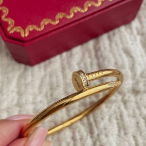 Photo 5782776648200555283 y