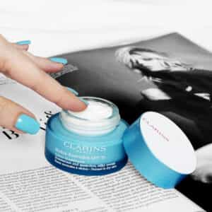 هيدرا إيسنشل سيلكي كريم نهاري مرطب SPF15 البشرة العادية إلى الجافة من كلارنس